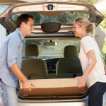 Un couple entrain de charger leur voiture avec leur commande